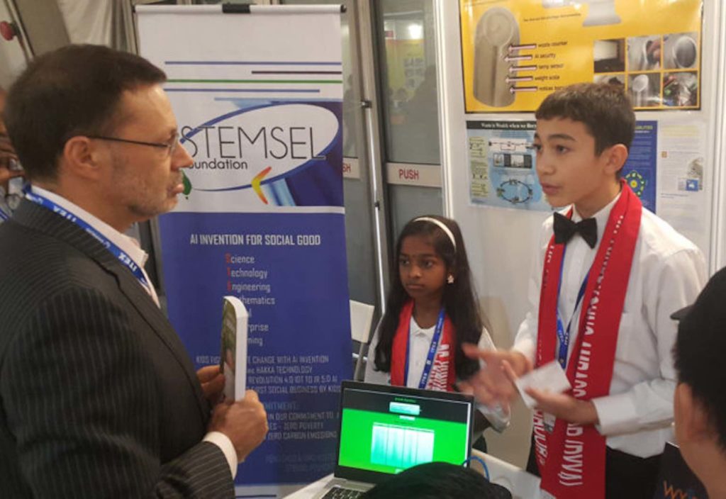 Max Weir explains his invention to Australian High Comissioner to Malaysia Andrew Goledzinowski in Kuala Lumpur