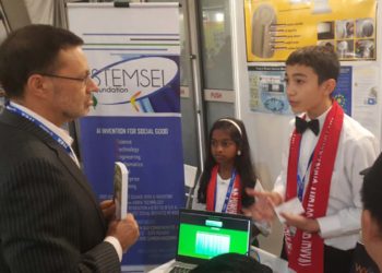 Max Weir explains his invention to Australian High Comissioner to Malaysia Andrew Goledzinowski in Kuala Lumpur