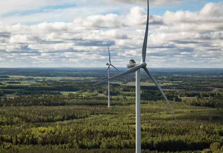 carbon fibre wind turbine blades are lighter and more efficient