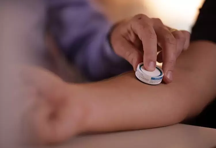 The Vaxxas patch in action. (Image: Vaxxas)