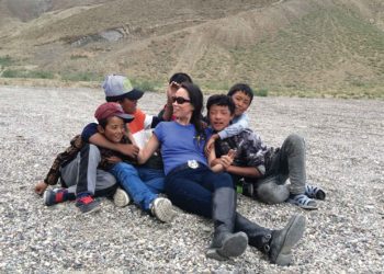 Dr Helen Cartledge teaching in Tibet in 2015.