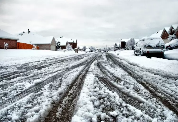 A street in Fort Worth, Texas covered in snow.