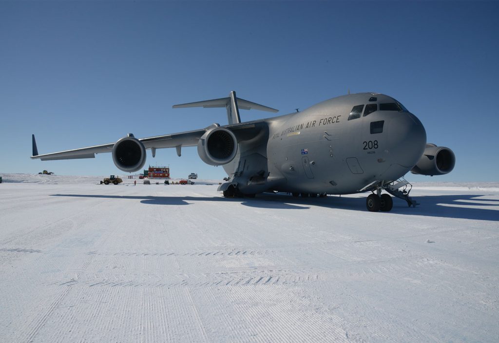 A Boeing C-17A transport aircraft at Wilkins Aerodrome near Casey research station. (Image: Eliza Grey/AAD)