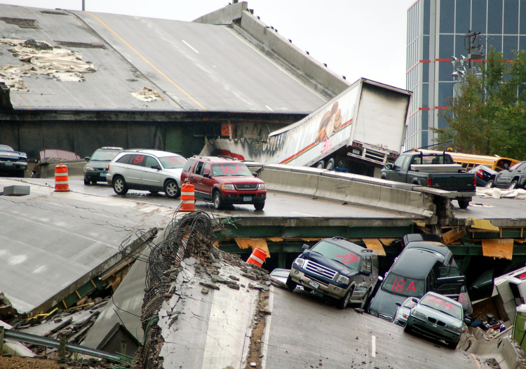 What caused the I-35W Mississippi River bridge to collapse?