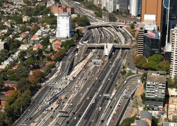 The Warringah Freeway viewed from the north, towards the Harbour Bridge.